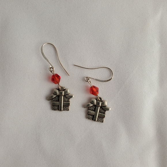 Red Christmas Presents Earrings NEW - Picture 1 of 2